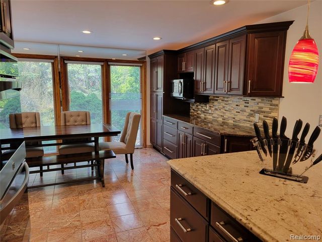 5549 Perrytown Drive, West Bloomfield, MI 48322