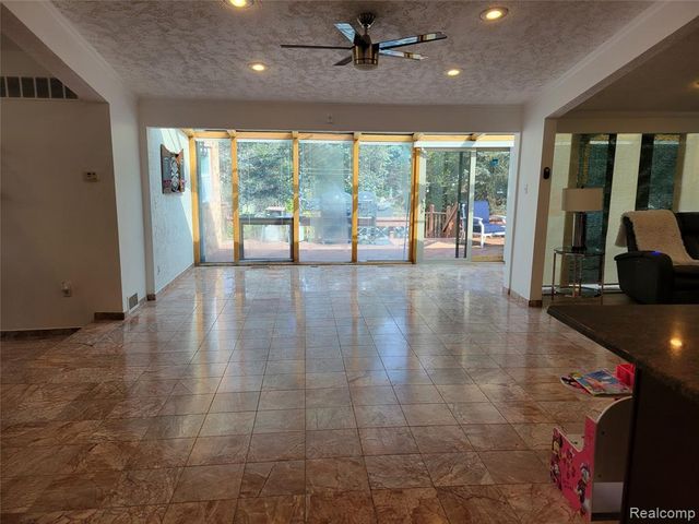 5549 Perrytown Drive, West Bloomfield, MI 48322