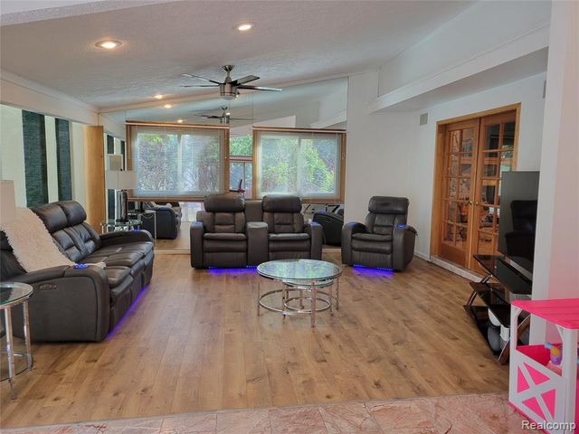 5549 Perrytown Drive, West Bloomfield, MI 48322