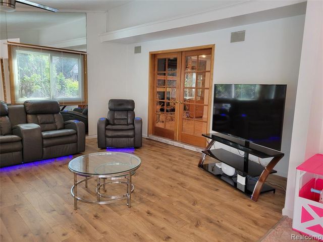 5549 Perrytown Drive, West Bloomfield, MI 48322