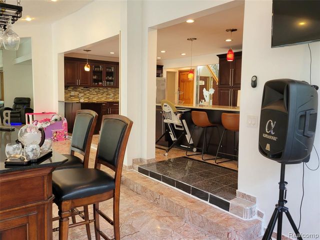 5549 Perrytown Drive, West Bloomfield, MI 48322