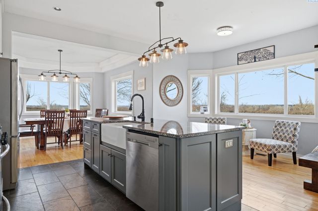 1020 Oxford Avenue, Richland, WA 99352