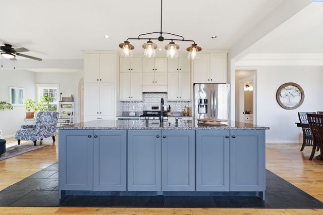 1020 Oxford Avenue, Richland, WA 99352