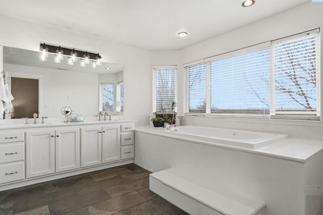 1020 Oxford Avenue, Richland, WA 99352