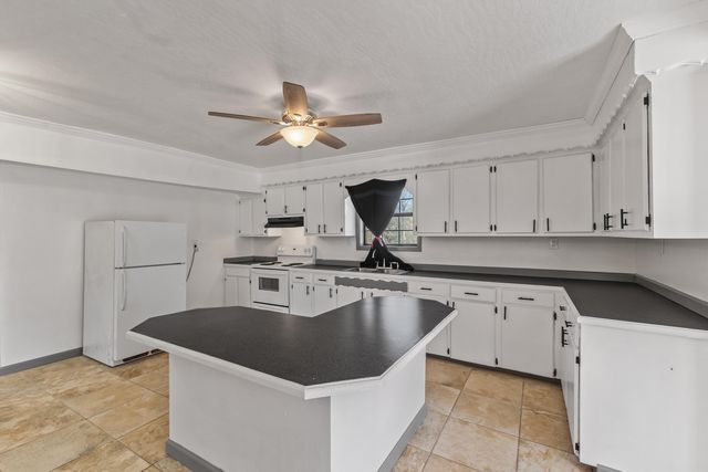 9 Dearman Rd., Collins, MS 39428