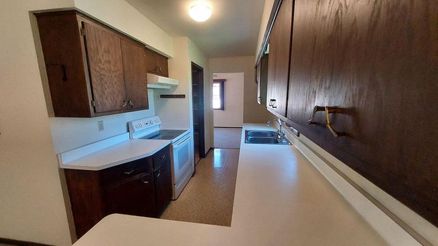 8030 Waring DRIVE, Oak Creek, WI 53154