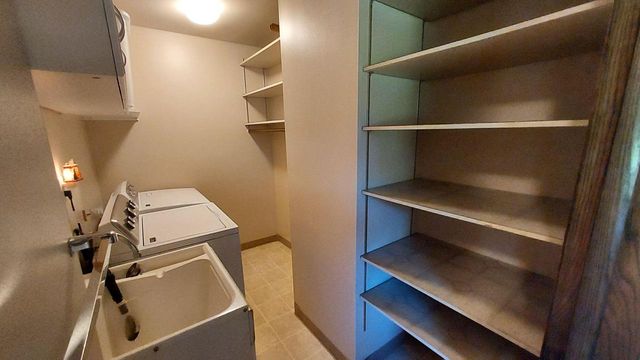 8030 Waring DRIVE, Oak Creek, WI 53154