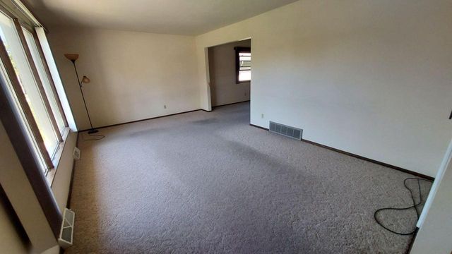 8030 Waring DRIVE, Oak Creek, WI 53154