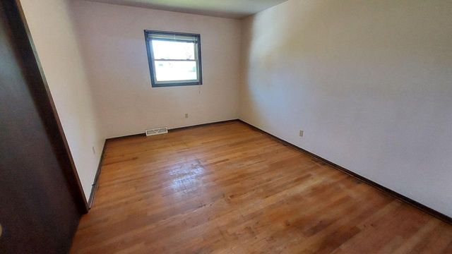 8030 Waring DRIVE, Oak Creek, WI 53154