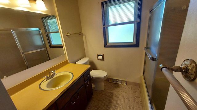 8030 Waring DRIVE, Oak Creek, WI 53154
