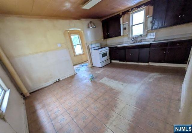 376 Myrtle Avenue, Irvington, NJ 07111