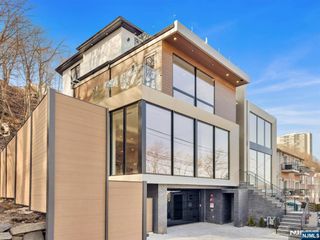 582A Undercliff Avenue, Edgewater, NJ 07020