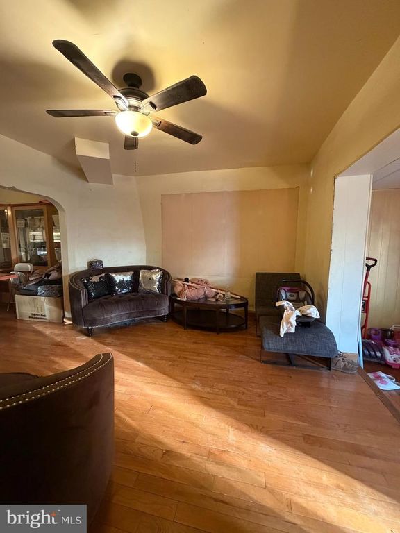 Image 5 of property listing at 2518 S BERBRO ST, Philadelphia, PA 19153