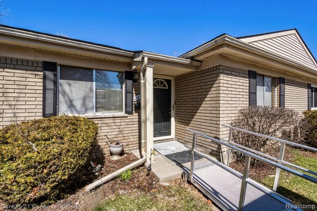 26596 Franklin Pointe Drive, Southfield, MI 48034