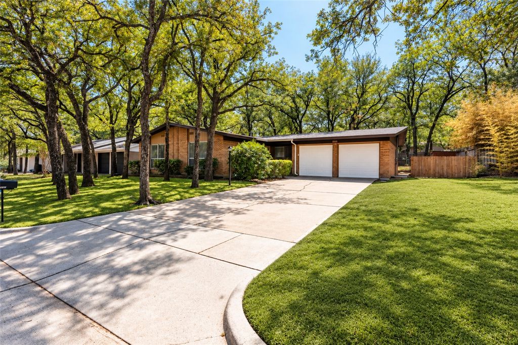 1237 King Drive, Bedford, TX 76022 — exterior