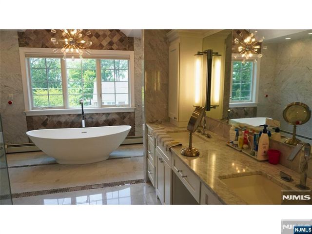 133 Reldyes Avenue, Leonia, NJ 07605