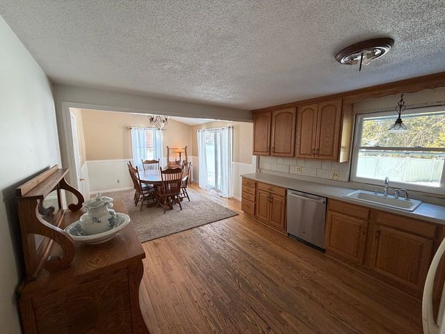 88 Country Rd, Agawam, MA 01001