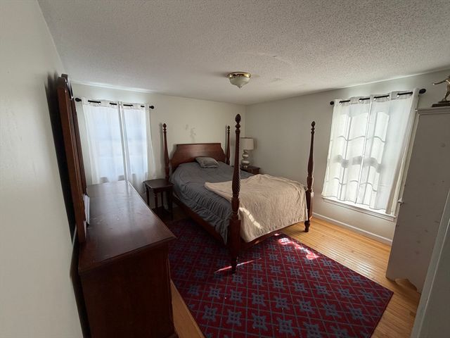 88 Country Rd, Agawam, MA 01001