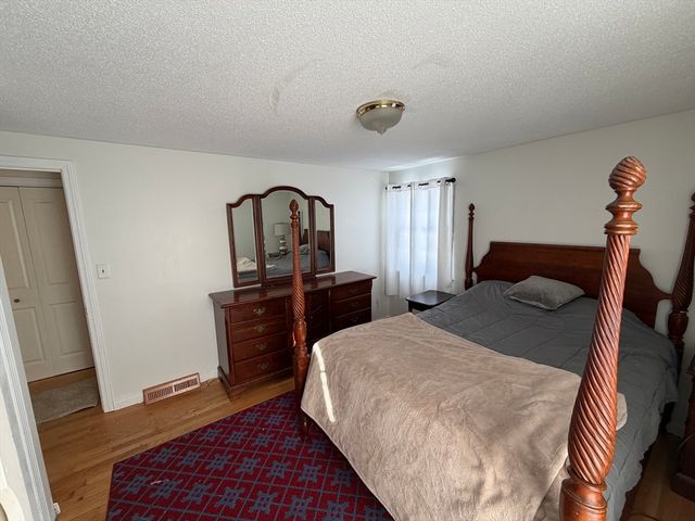 88 Country Rd, Agawam, MA 01001