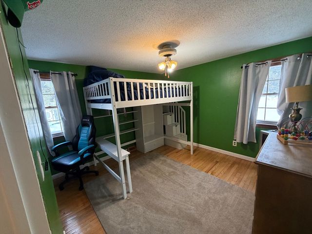 88 Country Rd, Agawam, MA 01001