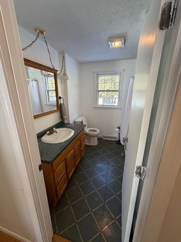 88 Country Rd, Agawam, MA 01001