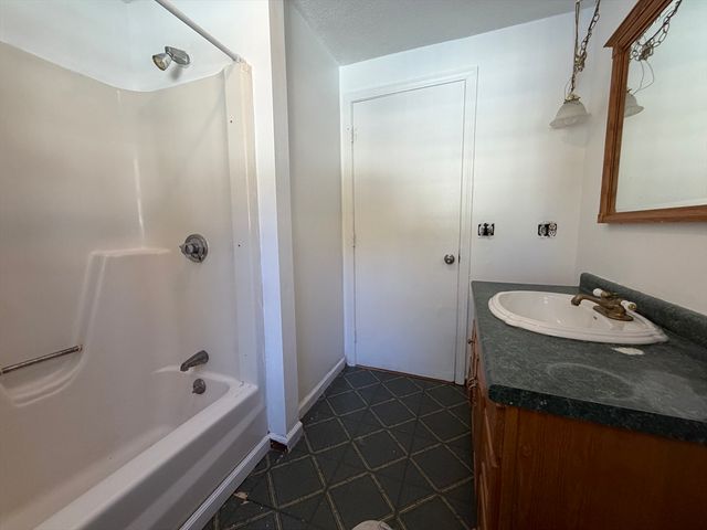 88 Country Rd, Agawam, MA 01001