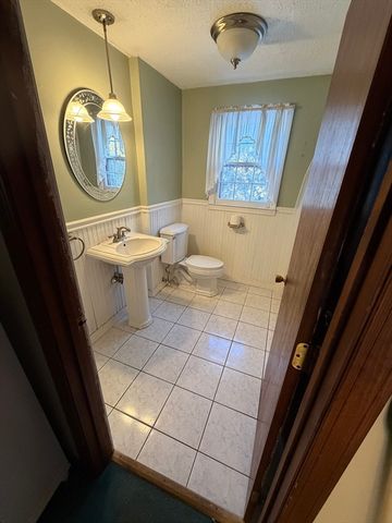 88 Country Rd, Agawam, MA 01001