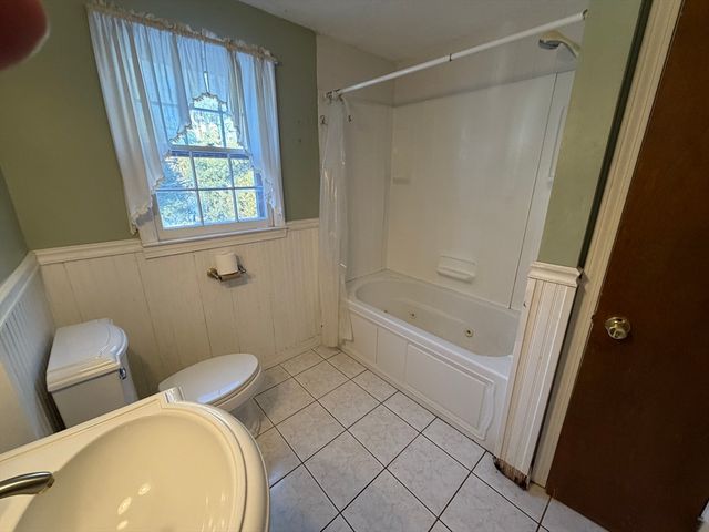 88 Country Rd, Agawam, MA 01001