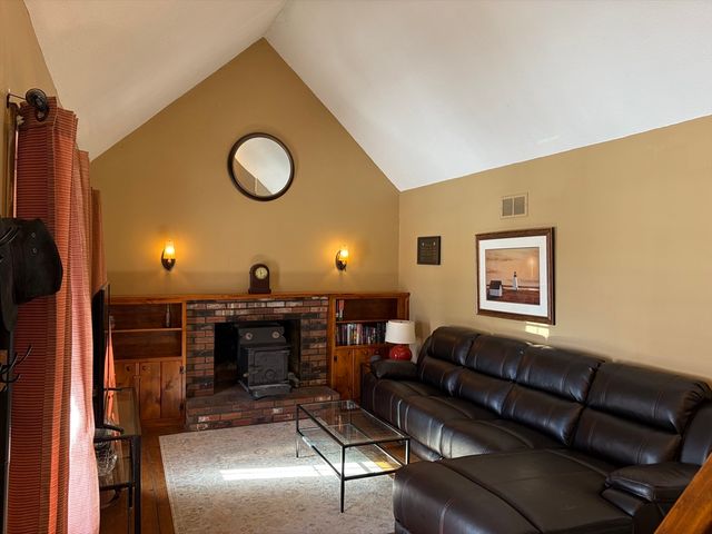 88 Country Rd, Agawam, MA 01001