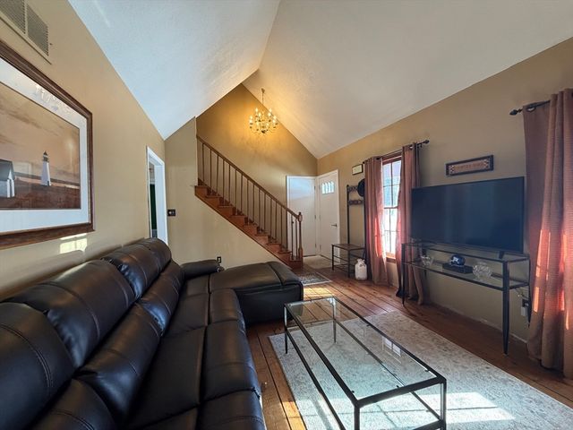 88 Country Rd, Agawam, MA 01001