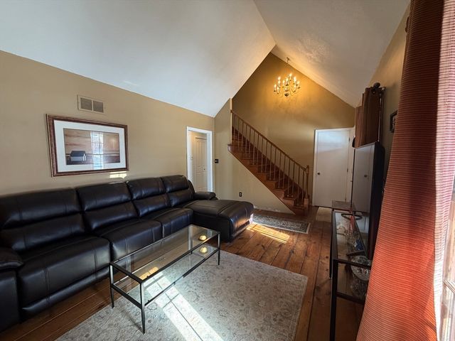 88 Country Rd, Agawam, MA 01001