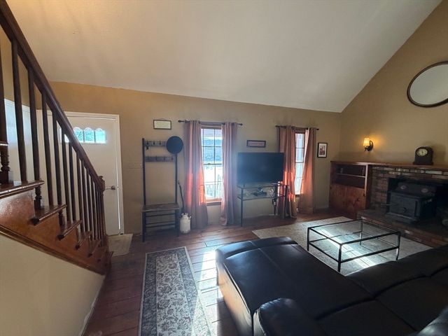 88 Country Rd, Agawam, MA 01001