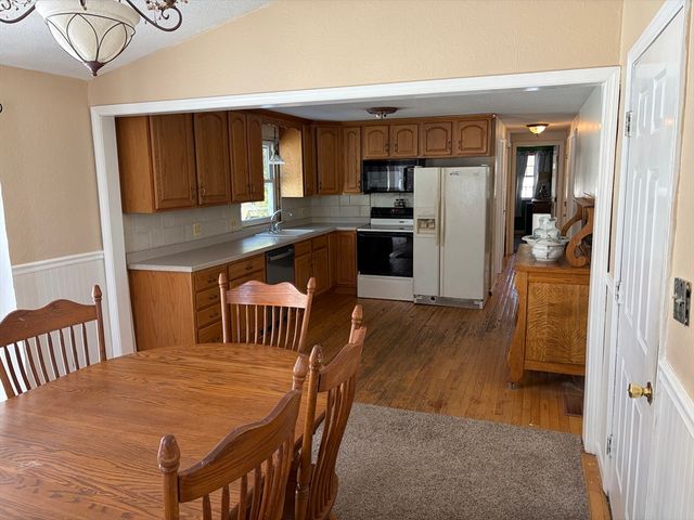 88 Country Rd, Agawam, MA 01001