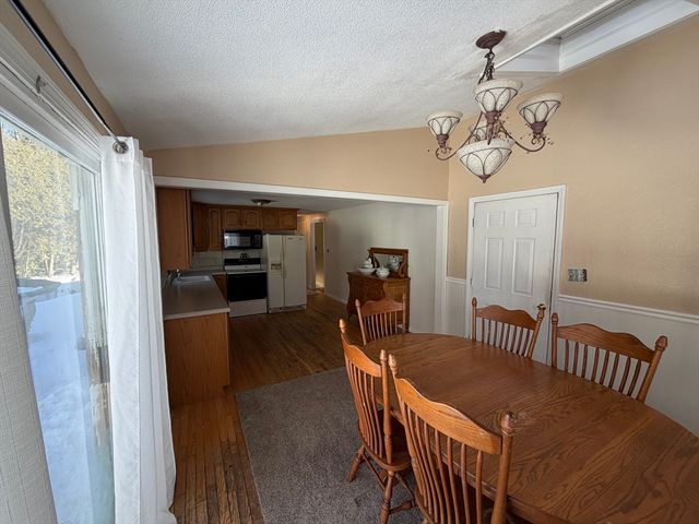 88 Country Rd, Agawam, MA 01001