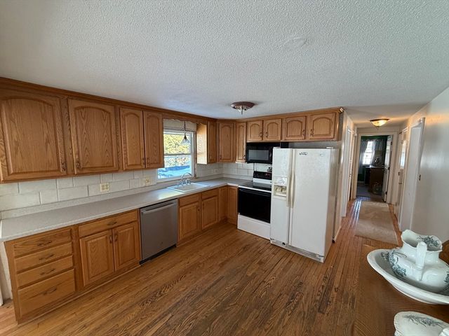 88 Country Rd, Agawam, MA 01001