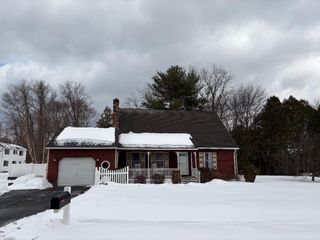 88 Country Rd, Agawam, MA 01001