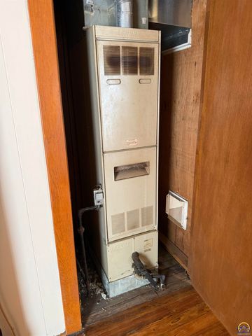 2406 SW Central Park AVE, Topeka, KS 66611