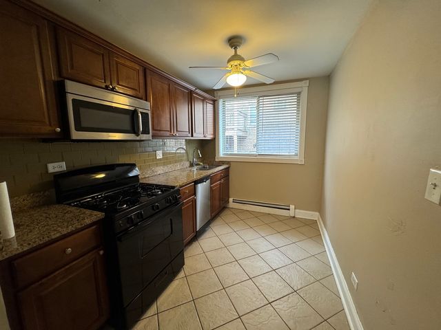 2241 W Farwell Avenue 2C, Chicago, IL 60645