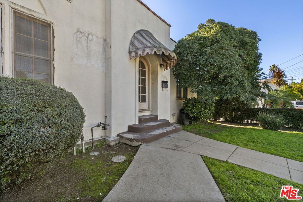 Image 10 of property listing at 1720 Orchard Avenue, Glendale, CA 91206