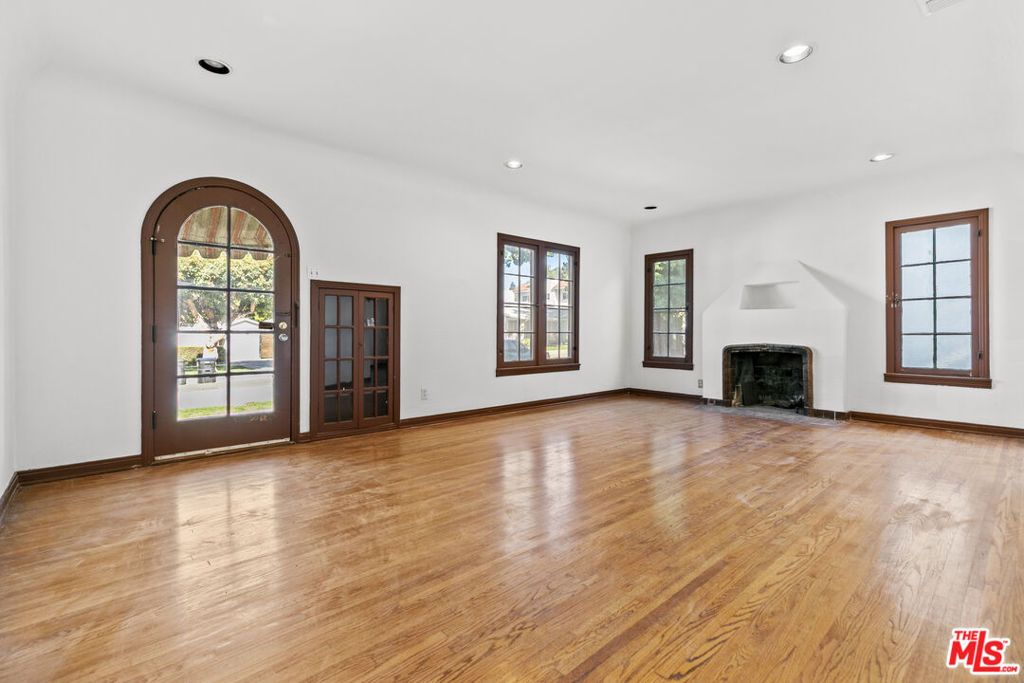 Image 12 of property listing at 1720 Orchard Avenue, Glendale, CA 91206
