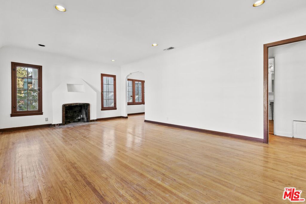 Image 13 of property listing at 1720 Orchard Avenue, Glendale, CA 91206