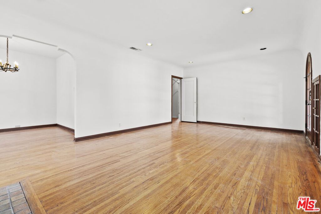 Image 14 of property listing at 1720 Orchard Avenue, Glendale, CA 91206