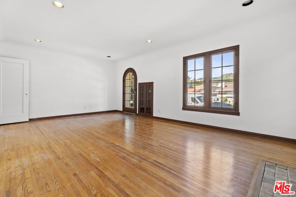 Image 15 of property listing at 1720 Orchard Avenue, Glendale, CA 91206
