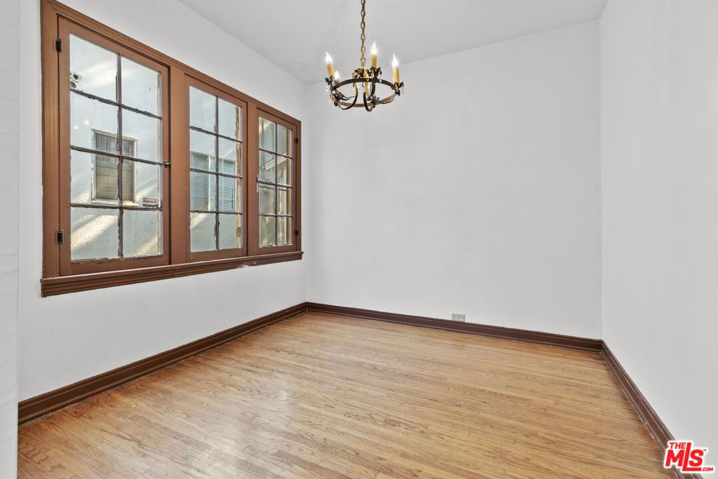 Image 16 of property listing at 1720 Orchard Avenue, Glendale, CA 91206