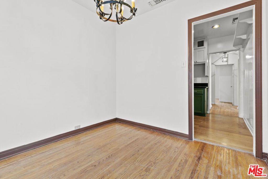 Image 17 of property listing at 1720 Orchard Avenue, Glendale, CA 91206