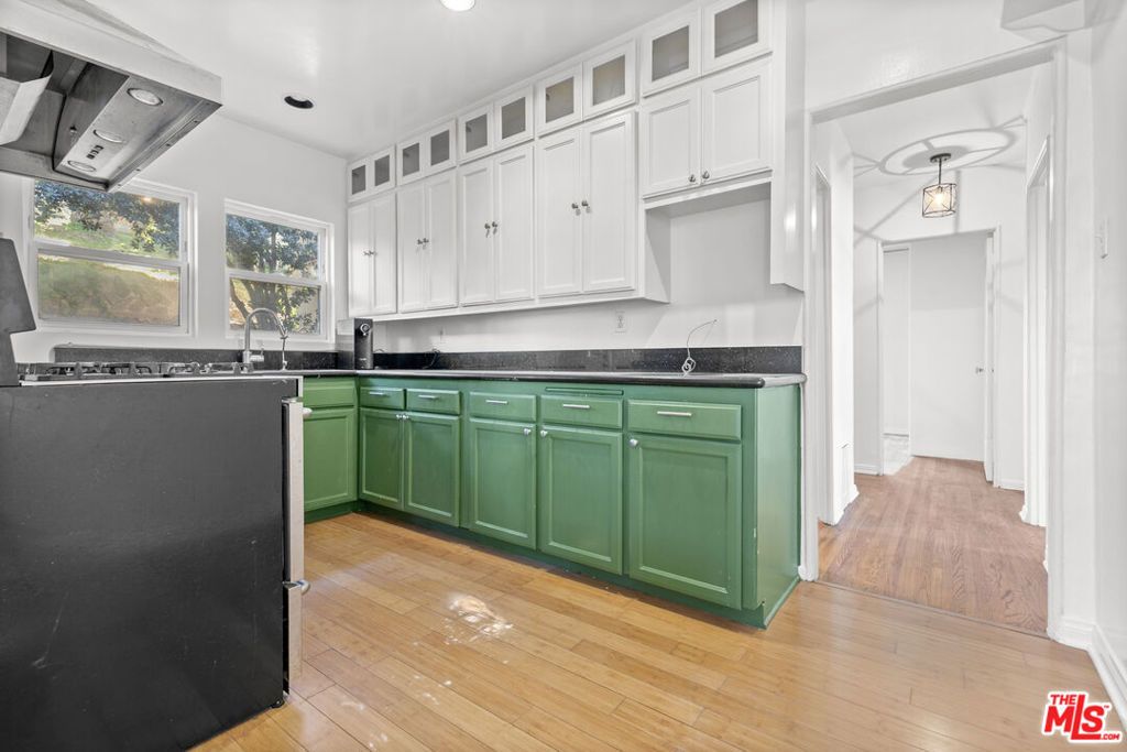 Image 18 of property listing at 1720 Orchard Avenue, Glendale, CA 91206