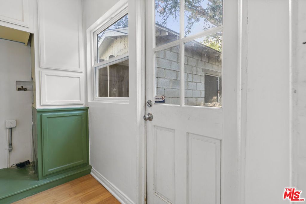 Image 21 of property listing at 1720 Orchard Avenue, Glendale, CA 91206