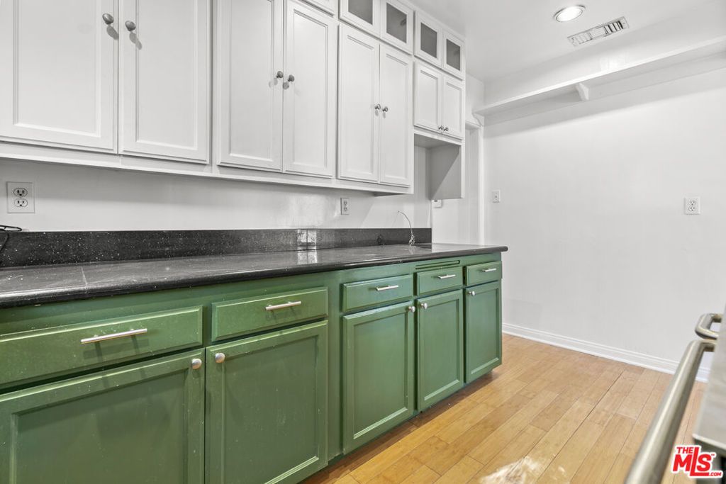 Image 22 of property listing at 1720 Orchard Avenue, Glendale, CA 91206