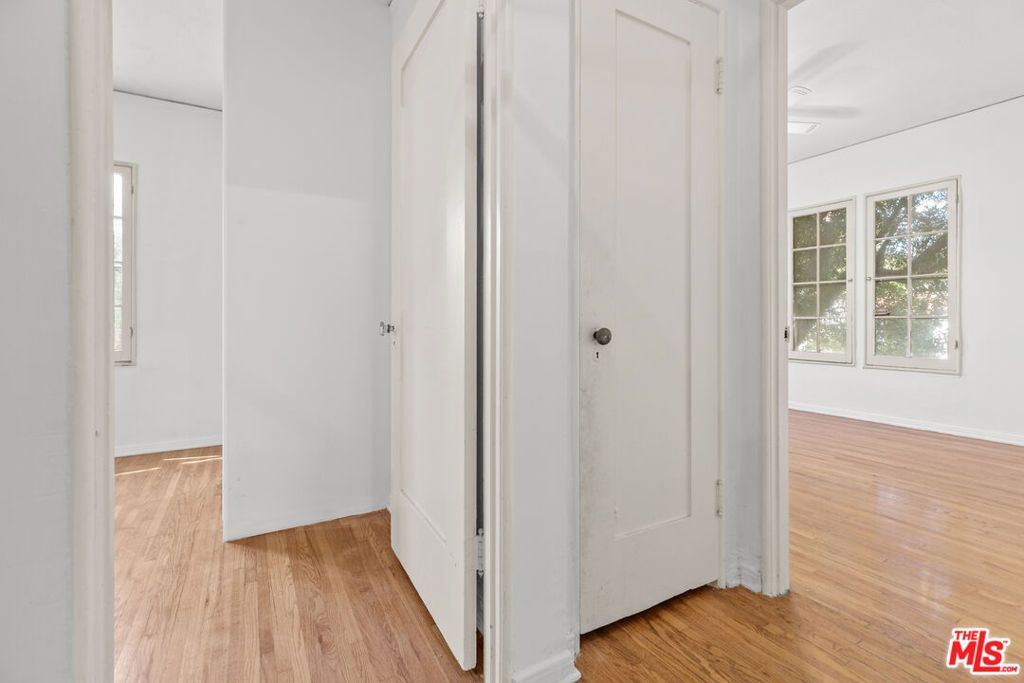 Image 24 of property listing at 1720 Orchard Avenue, Glendale, CA 91206