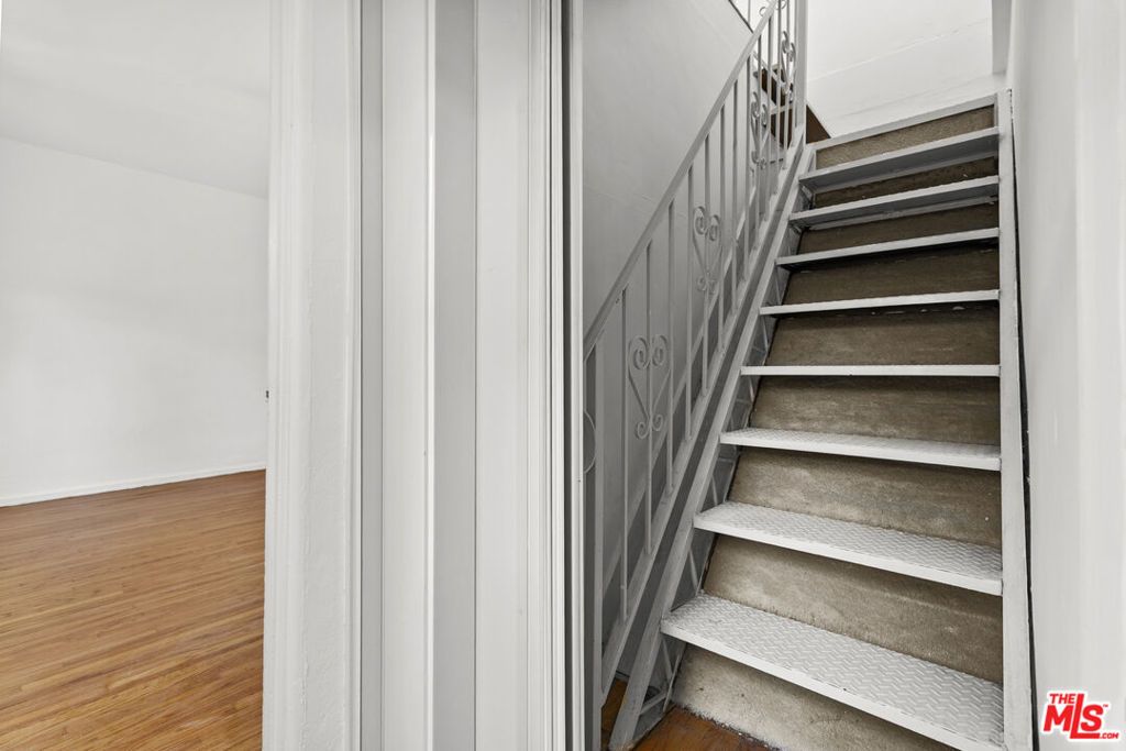 Image 32 of property listing at 1720 Orchard Avenue, Glendale, CA 91206